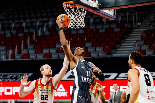 links 32 Tryggvi Hlinason (Casademont Saragossa) rechts Shevon Thompson (Brose Bamberg, 27) Basketball Champions League 2020 21, Playoffs Spieltag 8, Brose Bamberg - Casademont Saragossa 23.03.2021, Bamberg, Brose Arena - Copyright: DanielxLöb