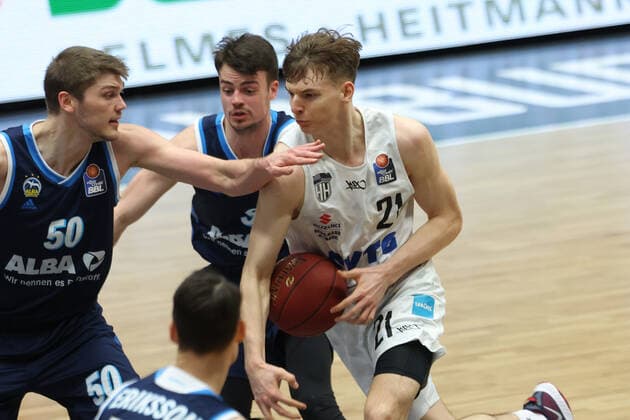 Basketball: Deutschland, 1. Bundesliga, Hamburg Towers - Alba Berlin, Hamburg, 23.03.2021 Justus Hollatz (Towers, r.) Hamburg Germany