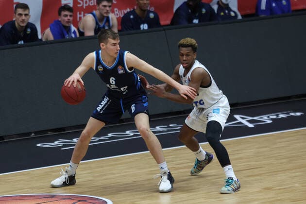 Basketball: Deutschland, 1. Bundesliga, Hamburg Towers - Alba Berlin, Hamburg, 23.03.2021 Malte Delow (Alba, l.) - TJ Shorts (Towers) Hamburg Germany