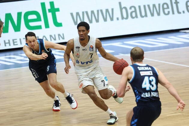 Basketball: Deutschland, 1. Bundesliga, Hamburg Towers - Alba Berlin, Hamburg, 23.03.2021 Marcus Erikkson (Alba, l.) - Kameron Taylor (Towers) Hamburg Germany