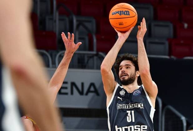 BAMBERG 23.03.2021 --- Basketball ---- Saison 2020-21 --- Basketball Championsleague --- Brose Bamberg - Casademont Zaragoza - - - Michele Vitali (31, Brose Bamberg) wirft Dreier --- Foto: Hans-Martin Issler isslerimages ---- Brose Bamberg - Casademont Zaragoza