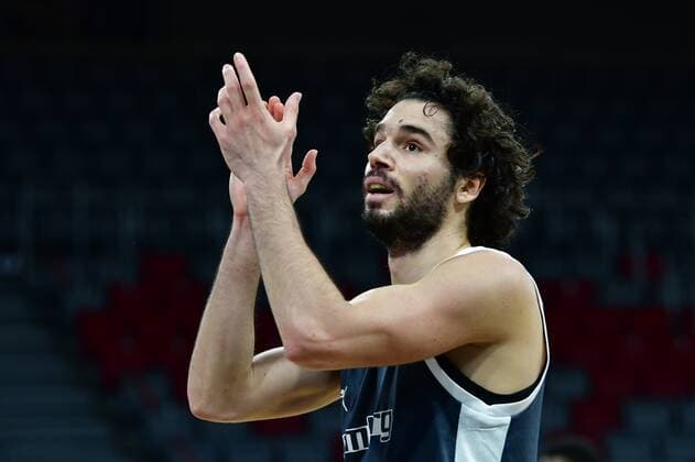 BAMBERG 23.03.2021 --- Basketball ---- Saison 2020-21 --- Basketball Championsleague --- Brose Bamberg - Casademont Zaragoza - - - Michele Vitali (31, Brose Bamberg) beklatscht erfolgreiche Aktion --- Foto: Hans-Martin Issler isslerimages ---- Brose Bamberg - Casademont Zaragoza