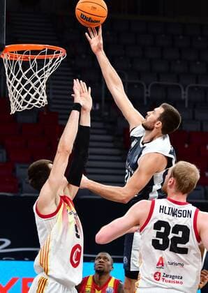 BAMBERG 23.03.2021 --- Basketball ---- Saison 2020-21 --- Basketball Championsleague --- Brose Bamberg - Casademont Zaragoza - - - Chase Fieler (20, Brose Bamberg) wirft gegen Nicolas Brussino (9, Casademont Zaragoza) --- Foto: Hans-Martin Issler isslerimages ---- Brose Bamberg - Casademont Zaragoza