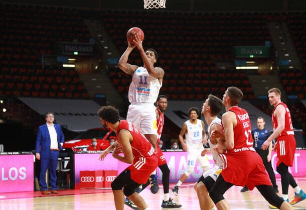 0 Nick Weiler-Babb (FCBB) rot, gegen 11 Kyndahl Hill (mit Ball) (Mitteldeutscher BC) Basketball, 1. Bundesliga, BBL, FC Bayern München - Mitteldeutscher BC im Audi Dome am 23.03.2021 FOTO: Mladen Lackovic LakoPress
