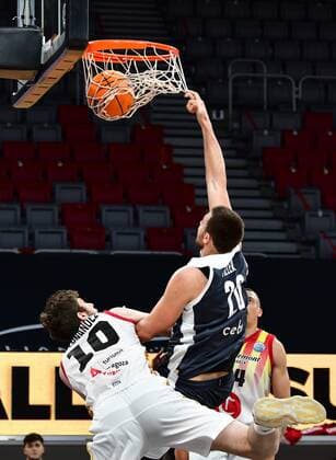 BAMBERG 23.03.2021 --- Basketball ---- Saison 2020-21 --- Basketball Championsleague --- Brose Bamberg - Casademont Zaragoza - - - Chase Fieler (20, Brose Bamberg) mit Dunk gegen Jaime Fernandez (10, Casademont Zaragoza) --- Foto: Hans-Martin Issler isslerimages ---- Brose Bamberg - Casademont Zaragoza