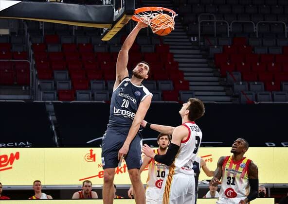 BAMBERG 23.03.2021 --- Basketball ---- Saison 2020-21 --- Basketball Championsleague --- Brose Bamberg - Casademont Zaragoza - - - Chase Fieler (20, Brose Bamberg) mit Dunk gegen Nicolas Brussino (9, Casademont Zaragoza) und Dylan Ennis (31, Casademont Zaragoza) --- Foto: Hans-Martin Issler isslerimages ---- Brose Bamberg - Casademont Zaragoza