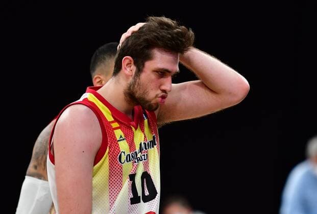 BAMBERG 23.03.2021 --- Basketball ---- Saison 2020-21 --- Basketball Championsleague --- Brose Bamberg - Casademont Zaragoza - - - Jaime Fernandez (10, Casademont Zaragoza) zieht Schute nach der 117:76 Niederlage gegen Bamberg --- Foto: Hans-Martin Issler isslerimages ---- Brose Bamberg - Casademont Zaragoza