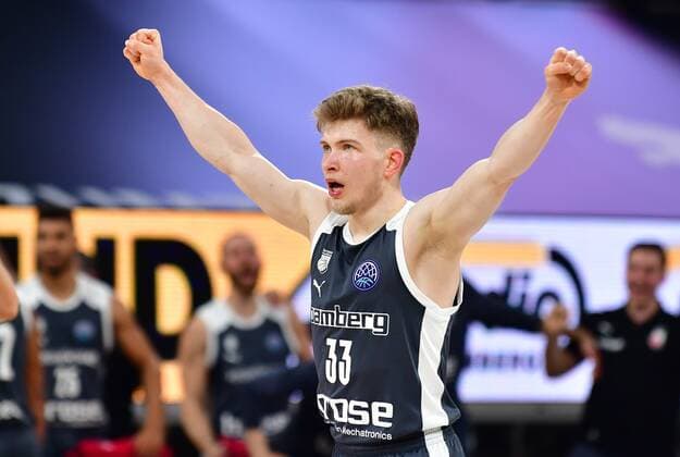 BAMBERG 23.03.2021 --- Basketball ---- Saison 2020-21 --- Basketball Championsleague --- Brose Bamberg - Casademont Zaragoza - - - Bennet Hundt (33, Brose Bamberg) bejubelt den hundertsten Punkt von Bamberg gegen Saragossa --- Foto: Hans-Martin Issler isslerimages ---- Brose Bamberg - Casademont Zaragoza
