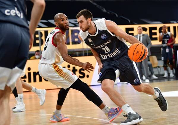 BAMBERG 23.03.2021 --- Basketball ---- Saison 2020-21 --- Basketball Championsleague --- Brose Bamberg - Casademont Zaragoza - - - Chase Fieler (20, Brose Bamberg) zieht zum Korb gegen Rasheed Sulaimon (0, Casademont Zaragoza) --- Foto: Hans-Martin Issler isslerimages ---- Brose Bamberg - Casademont Zaragoza