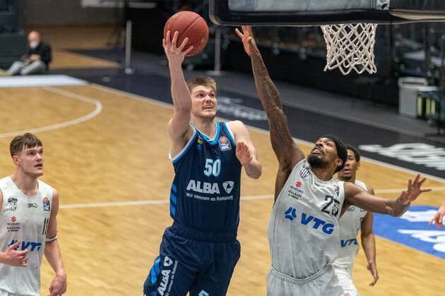 Basketball Hamburg 23.03.2021 Saison 2020 2021 1. Bundesliga BBL Hamburg Towers - Alba Berlin Ben Lammers (Alba Berlin, No.50) Terry Allen (Hamburg, No.25)