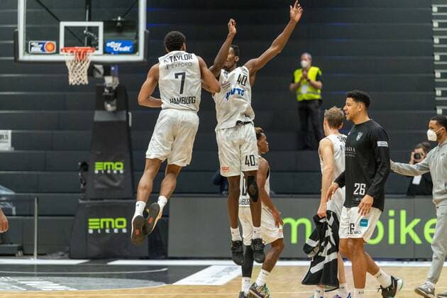 Basketball Hamburg 23.03.2021 Saison 2020 2021 1. Bundesliga BBL Hamburg Towers - Alba Berlin Kameron Taylor (Hamburg, No.07) Zac Cuthbertson (Hamburg, No.40) Jubel