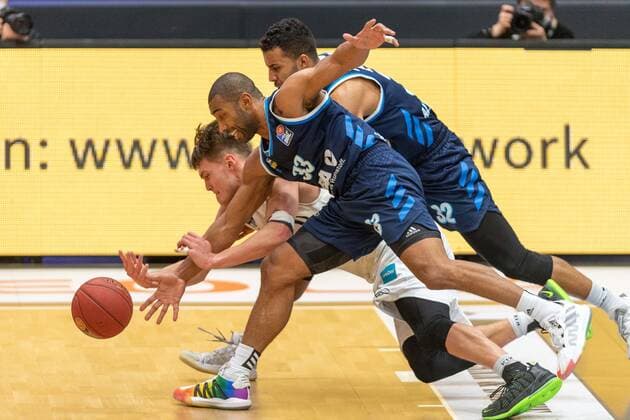 Basketball Hamburg 23.03.2021 Saison 2020 2021 1. Bundesliga BBL Hamburg Towers - Alba Berlin Maik Kotsar (Hamburg, No.11) Jayson Granger (Alba Berlin, No.33) Johannes Thiemann (Alba Berlin, No.32)
