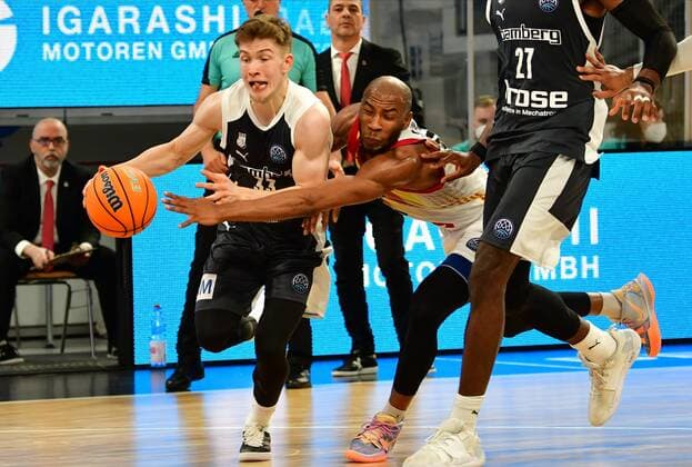 BAMBERG 23.03.2021 --- Basketball ---- Saison 2020-21 --- Basketball Championsleague --- Brose Bamberg - Casademont Zaragoza - - - Rasheed Sulaimon (0, Casademont Zaragoza) foult Bennet Hundt (33, Brose Bamberg) --- Foto: Hans-Martin Issler isslerimages ---- Brose Bamberg - Casademont Zaragoza