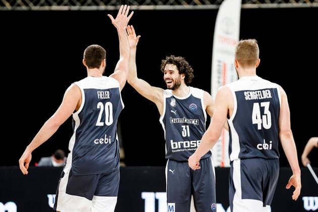 Mitte Michele Vitali (Brose Bamberg, 31) links Chase Fieler (Brose Bamberg, 20) rechts Christian Sengfelder (Brose Bamberg, 43) Basketball Champions League 2020 21, Playoffs Spieltag 8, Brose Bamberg - Casademont Saragossa 23.03.2021, Bamberg, Brose Arena - Copyright: DanielxLöb