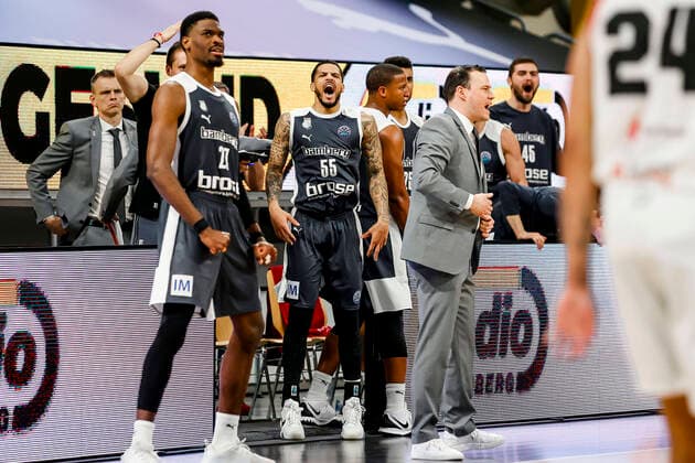 rechts Headcoach Johan Roijakkers (Brose Bamberg) Mitte Tyler Larson (Brose Bamberg, 55) links Shevon Thompson (Brose Bamberg, 27) Basketball Champions League 2020 21, Playoffs Spieltag 8, Brose Bamberg - Casademont Saragossa 23.03.2021, Bamberg, Brose Arena - Copyright: DanielxLöb