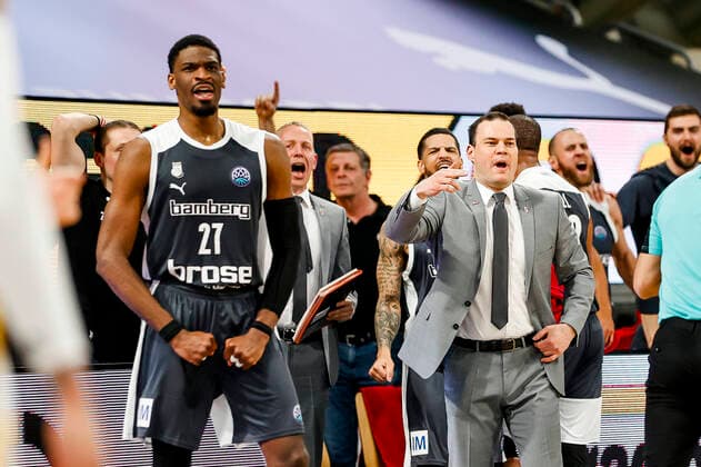Sport Bilder des Tages rechts Headcoach Johan Roijakkers (Brose Bamberg) links Shevon Thompson (Brose Bamberg, 27) Basketball Champions League 2020 21, Playoffs Spieltag 8, Brose Bamberg - Casademont Saragossa 23.03.2021, Bamberg, Brose Arena - Copyright: DanielxLöb