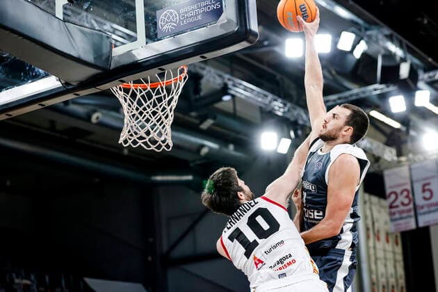 rechts Chase Fieler (Brose Bamberg, 20) links 10 Jaime Fernandez (Casademont Saragossa) Basketball Champions League 2020 21, Playoffs Spieltag 8, Brose Bamberg - Casademont Saragossa 23.03.2021, Bamberg, Brose Arena - Copyright: DanielxLöb