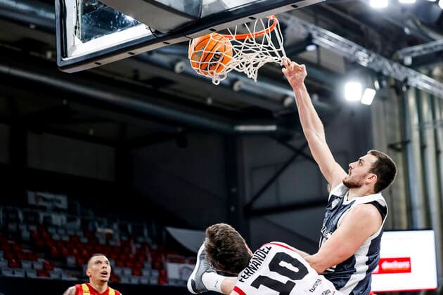 rechts Chase Fieler (Brose Bamberg, 20) links 10 Jaime Fernandez (Casademont Saragossa) Basketball Champions League 2020 21, Playoffs Spieltag 8, Brose Bamberg - Casademont Saragossa 23.03.2021, Bamberg, Brose Arena - Copyright: DanielxLöb