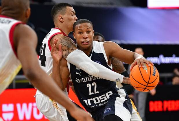 BAMBERG 23.03.2021 --- Basketball ---- Saison 2020-21 --- Basketball Championsleague --- Brose Bamberg - Casademont Zaragoza - - - Devon Hall (22, Brose Bamberg) zieht zum Korb gegen Javier Garcia (44, Casademont Zaragoza) --- Foto: Hans-Martin Issler isslerimages ---- Brose Bamberg - Casademont Zaragoza