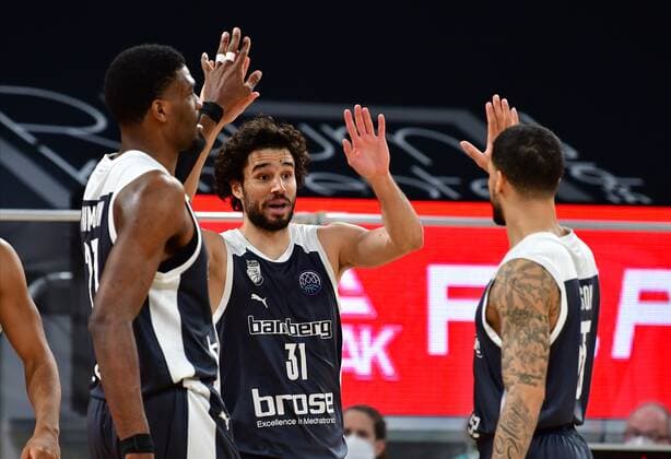 BAMBERG 23.03.2021 --- Basketball ---- Saison 2020-21 --- Basketball Championsleague --- Brose Bamberg - Casademont Zaragoza - - - Michele Vitali (31, Brose Bamberg) klatscht ab mit Shevon Thompson (27, Brose Bamberg) und Tyler Larson (55, Brose Bamberg) --- Foto: Hans-Martin Issler isslerimages ---- Brose Bamberg - Casademont Zaragoza