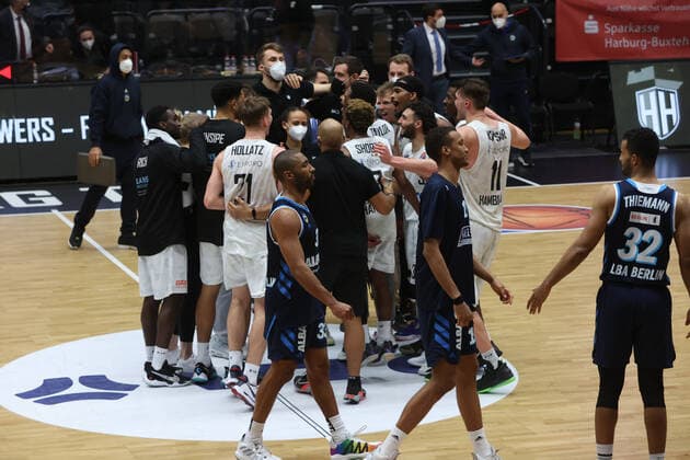 Basketball: Deutschland, 1. Bundesliga, Hamburg Towers - Alba Berlin, Hamburg, 23.03.2021 Jubel Hamburg Towers - Enttäuschung bei Alba Berlin Hamburg Germany