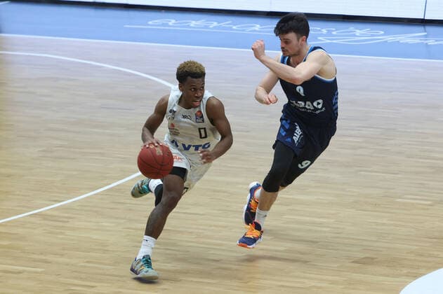 Basketball: Deutschland, 1. Bundesliga, Hamburg Towers - Alba Berlin, Hamburg, 23.03.2021 TJ Shorts (Towers, l.) - Jonas Mattisseck (Alba) Hamburg Germany