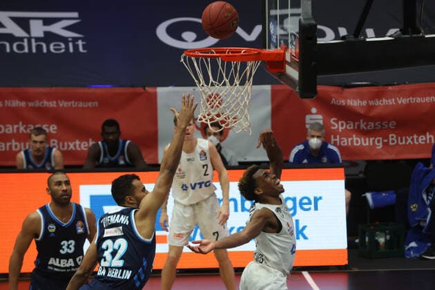 Basketball: Deutschland, 1. Bundesliga, Hamburg Towers - Alba Berlin, Hamburg, 23.03.2021 Johannes THiemann (Alba, l.) - TJ Shorts (Towers) Hamburg Germany