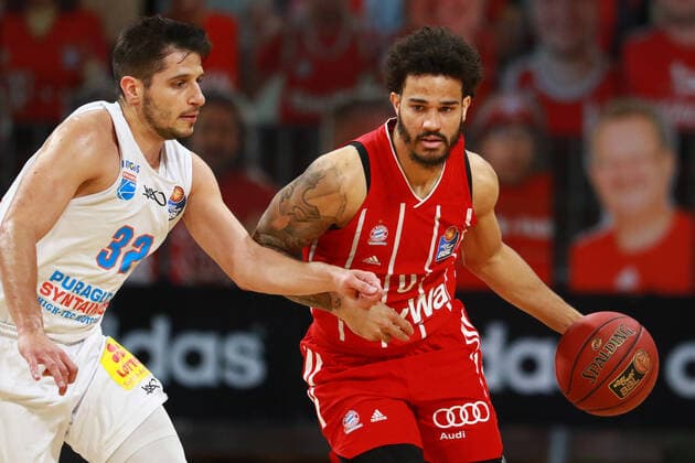 0 Nick Weiler-Babb (FCBB) rot, gegen 32 Roko RogiÄ‡ (Mitteldeutscher BC) Basketball, 1. Bundesliga, BBL, FC Bayern München - Mitteldeutscher BC im Audi Dome am 23.03.2021 FOTO: Mladen Lackovic LakoPress