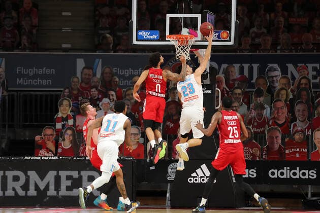 Nick Weiler-Babb (Muenchen) und Michal Michalak (MBC) GER, FC Bayern Basketball vs. Mitteldeutscher BC, Basketball, BBL, Saison 2020 2021, 23.03.2021, GER, FC Bayern Basketball vs. Mitteldeutscher BC, Basketball, BBL, Saison 2020 2021, 23.03.2021, Muenchen Copyright: xMarcelxEngelbrechtx Eibner-Pressefotox EP_met