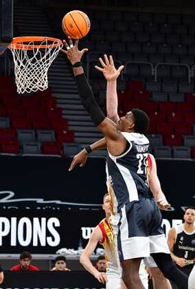 BAMBERG 23.03.2021 --- Basketball ---- Saison 2020-21 --- Basketball Championsleague --- Brose Bamberg - Casademont Zaragoza - - - Shevon Thompson (27, Brose Bamberg) wirft gegen Tryggvi Hlinason (32, Casademont Zaragoza) --- Foto: Hans-Martin Issler isslerimages ---- Brose Bamberg - Casademont Zaragoza