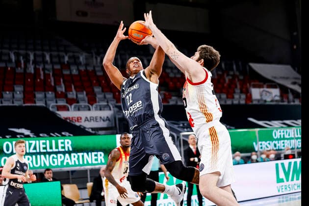 links Devon Hall (Brose Bamberg, 22) Basketball Champions League 2020 21, Playoffs Spieltag 8, Brose Bamberg - Casademont Saragossa 23.03.2021, Bamberg, Brose Arena - Copyright: DanielxLöb