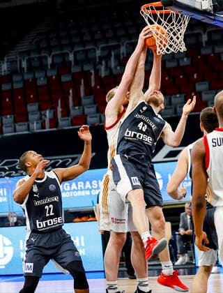rechts Christian Sengfelder (Brose Bamberg, 43) links Devon Hall (Brose Bamberg, 22) Basketball Champions League 2020 21, Playoffs Spieltag 8, Brose Bamberg - Casademont Saragossa 23.03.2021, Bamberg, Brose Arena - Copyright: DanielxLöb