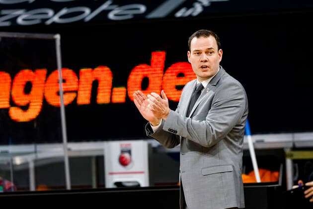 rechts Headcoach Johan Roijakkers (Brose Bamberg) Basketball Champions League 2020 21, Playoffs Spieltag 8, Brose Bamberg - Casademont Saragossa 23.03.2021, Bamberg, Brose Arena - Copyright: DanielxLöb