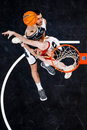 oben Chase Fieler (Brose Bamberg, 20) unten 10 Jaime Fernandez (Casademont Saragossa) Basketball Champions League 2020 21, Playoffs Spieltag 8, Brose Bamberg - Casademont Saragossa 23.03.2021, Bamberg, Brose Arena - Copyright: DanielxLöb