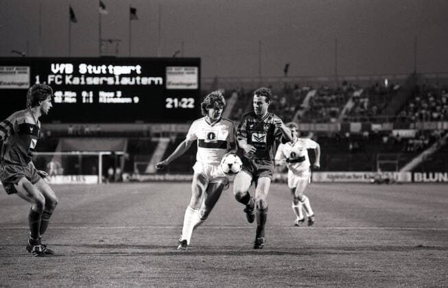 Archivbilder der Woche KW12 23.05.89 VfB Stuttgart - 1. FC Kaiserslautern Deutschland, Stuttgart, 23.05.1989, Fussball, Bundesliga, Saison 1988 1989, VfB Stuttgart - 1. FC Kaiserslautern (3:1): v.l. Michael Schröder (VfB Stuttgart), Axel Roos (1. FC Kaiserslautern).