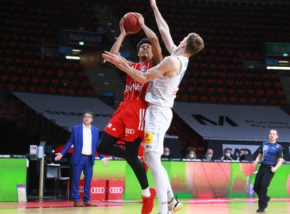 1 Jason George (FCBB) rot, gegen 12 Philipp Hartwich (Mitteldeutscher BC) Basketball, 1. Bundesliga, BBL, FC Bayern München - Mitteldeutscher BC im Audi Dome am 23.03.2021 FOTO: Mladen Lackovic LakoPress