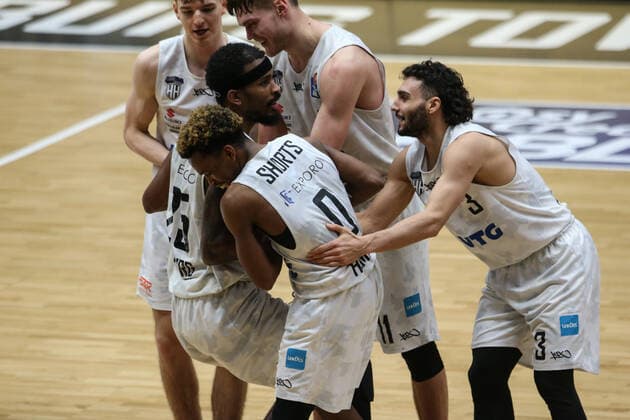 Basketball: Deutschland, 1. Bundesliga, Hamburg Towers - Alba Berlin, Hamburg, 23.03.2021 Jubel Towers: Terry Allen (l.)
