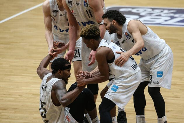 Sport Bilder des Tages Basketball: Deutschland, 1. Bundesliga, Hamburg Towers - Alba Berlin, Hamburg, 23.03.2021 Jubel Towers: Terry Allen (l.)