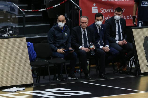 Basketball: Deutschland, 1. Bundesliga, Hamburg Towers - Alba Berlin, Hamburg, 23.03.2021 Trainer Garcia Reneses Aito (Alba)
