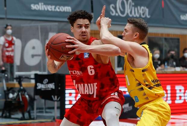 23.03.2021, Basketball, BBL 2020 2021, 19. Spieltag, s.Oliver Wuerzburg - MHP RIESEN Ludwigsburg, GER, Wuerzburg, s.Oliver Arena Bild: v. li. Joshua Obiesie (s.Oliver Wuerzburg) und Jordan Hulls (MHP RIESEN) Copyright: HMBxMedia xHeikoxBecker
