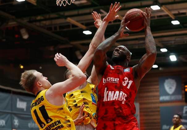 23.03.2021, Basketball, BBL 2020 2021, 19. Spieltag, s.Oliver Wuerzburg - MHP RIESEN Ludwigsburg, GER, Wuerzburg, s.Oliver Arena Bild: v. li. Lukas Herzog (MHP RIESEN), Jonas Wohlfarth-Bottermann (MHP RIESEN) und Murphy Holloway (s.Oliver Wuerzburg) Copyright: HMBxMedia xHeikoxBecker