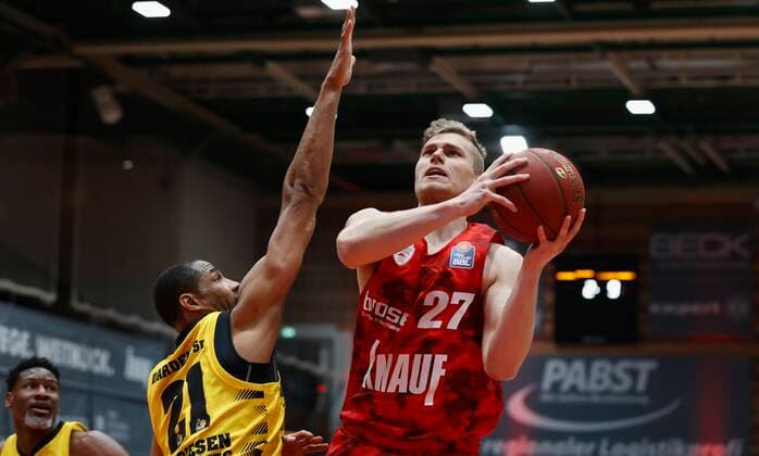 23.03.2021, Basketball, BBL 2020 2021, 19. Spieltag, s.Oliver Wuerzburg - MHP RIESEN Ludwigsburg, GER, Wuerzburg, s.Oliver Arena Bild: v. li. Tremmell Darden (MHP RIESEN) und Jonas Weitzel (s.Oliver Wuerzburg) Copyright: HMBxMedia xHeikoxBecker