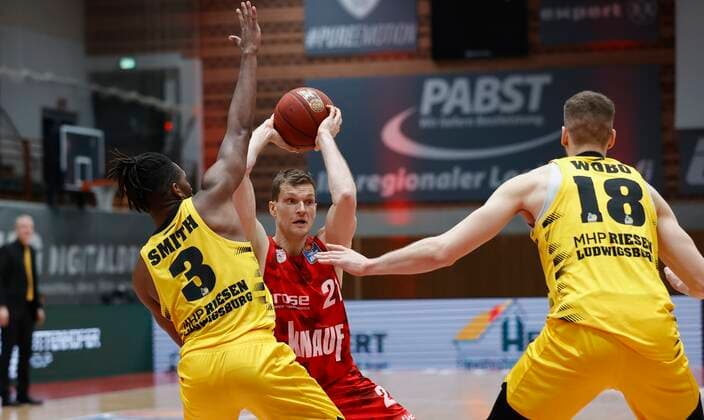 23.03.2021, Basketball, BBL 2020 2021, 19. Spieltag, s.Oliver Wuerzburg - MHP RIESEN Ludwigsburg, GER, Wuerzburg, s.Oliver Arena Bild: v. li. Jaleen Smith (MHP RIESEN), Florian Koch (s.Oliver Wuerzburg) und Jonas Wohlfarth-Bottermann (MHP RIESEN) Copyright: HMBxMedia xHeikoxBecker
