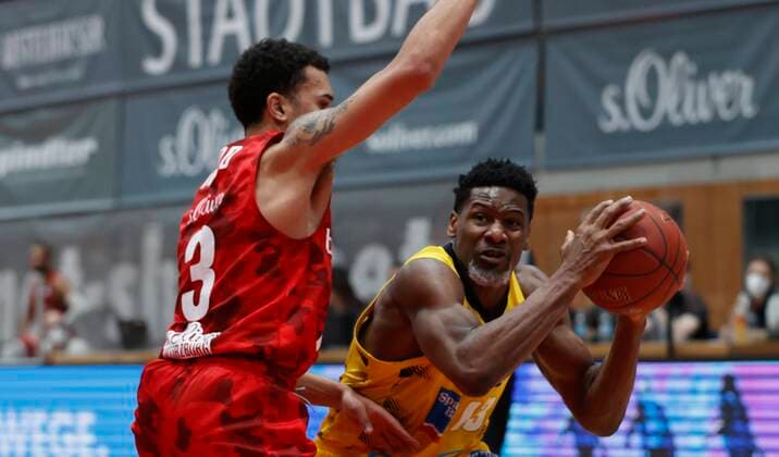23.03.2021, Basketball, BBL 2020 2021, 19. Spieltag, s.Oliver Wuerzburg - MHP RIESEN Ludwigsburg, GER, Wuerzburg, s.Oliver Arena Bild: v. li. Tyson Ward (s.Oliver Wuerzburg) und Yorman Polas Bartolo (MHP RIESEN) Copyright: HMBxMedia xHeikoxBecker