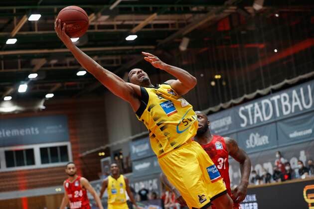 23.03.2021, Basketball, BBL 2020 2021, 19. Spieltag, s.Oliver Wuerzburg - MHP RIESEN Ludwigsburg, GER, Wuerzburg, s.Oliver Arena Bild: v. li. Tremmell Darden (MHP RIESEN) und Murphy Holloway (s.Oliver Wuerzburg) Copyright: HMBxMedia xHeikoxBecker