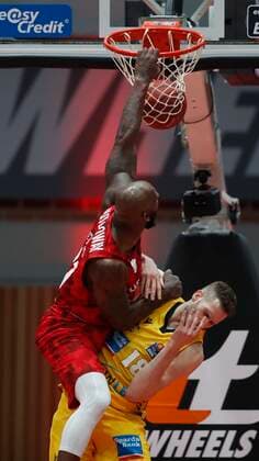 23.03.2021, Basketball, BBL 2020 2021, 19. Spieltag, s.Oliver Wuerzburg - MHP RIESEN Ludwigsburg, GER, Wuerzburg, s.Oliver Arena Bild: v. li. Murphy Holloway (s.Oliver Wuerzburg) und Jonas Wohlfarth-Bottermann (MHP RIESEN) Copyright: HMBxMedia xHeikoxBecker