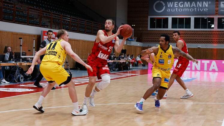 23.03.2021, Basketball, BBL 2020 2021, 19. Spieltag, s.Oliver Wuerzburg - MHP RIESEN Ludwigsburg, GER, Wuerzburg, s.Oliver Arena Bild: v. li. Lukas Herzog (MHP RIESEN), Julian Albus (s.Oliver Wuerzburg) und Barry Brown Jr. (MHP RIESEN) Copyright: HMBxMedia xHeikoxBecker