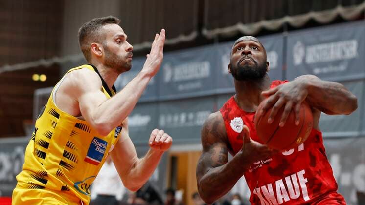 23.03.2021, Basketball, BBL 2020 2021, 19. Spieltag, s.Oliver Wuerzburg - MHP RIESEN Ludwigsburg, GER, Wuerzburg, s.Oliver Arena Bild: v. li. Jonas Wohlfarth-Bottermann (MHP RIESEN) und Murphy Holloway (s.Oliver Wuerzburg) Copyright: HMBxMedia xHeikoxBecker