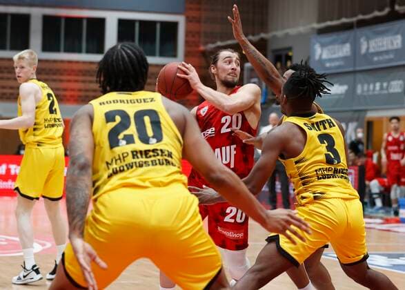 23.03.2021, Basketball, BBL 2020 2021, 19. Spieltag, s.Oliver Wuerzburg - MHP RIESEN Ludwigsburg, GER, Wuerzburg, s.Oliver Arena Bild: v. li. Desi Rodriguez (MHP RIESEN), Julian Albus (s.Oliver Wuerzburg), Barry Brown Jr. (MHP RIESEN) und Jaleen Smith (MHP RIESEN) Copyright: HMBxMedia xHeikoxBecker