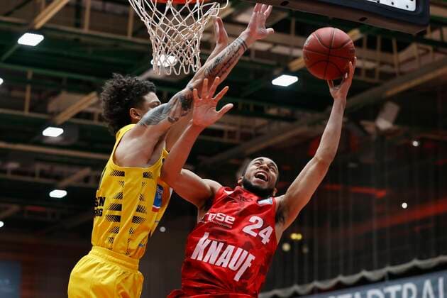 23.03.2021, Basketball, BBL 2020 2021, 19. Spieltag, s.Oliver Wuerzburg - MHP RIESEN Ludwigsburg, GER, Wuerzburg, s.Oliver Arena Bild: v. li. Jonah Radebaugh (MHP RIESEN) und Cameron Hunt (s.Oliver Wuerzburg) Copyright: HMBxMedia xHeikoxBecker